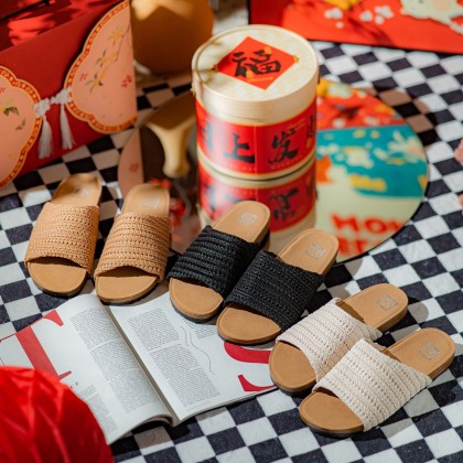 Perforated Suede Sandals 缕空套脚款 Perforated Suede Sandals 缕空套脚款
